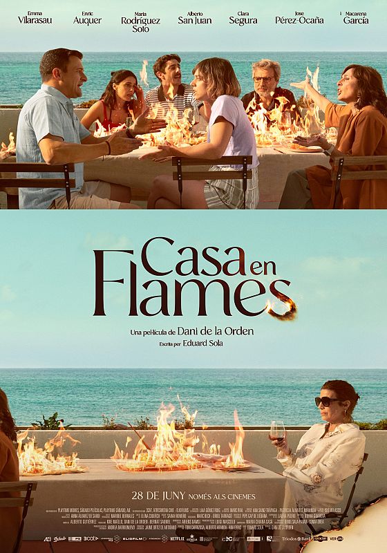 Póster de película con dos escenas en una playa: grupo junto a llamas y mujer sola con llamas y copa de vino, disfrutando de la vista al mar. Estreno 28 de junio en cines.