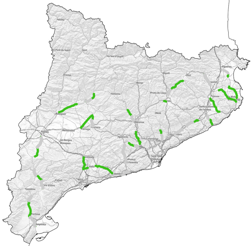 Mapa de Cataluña con líneas verdes indicando tramos de carreteras en proceso de alguna actuación. Se muestran varias ciudades y pueblos.