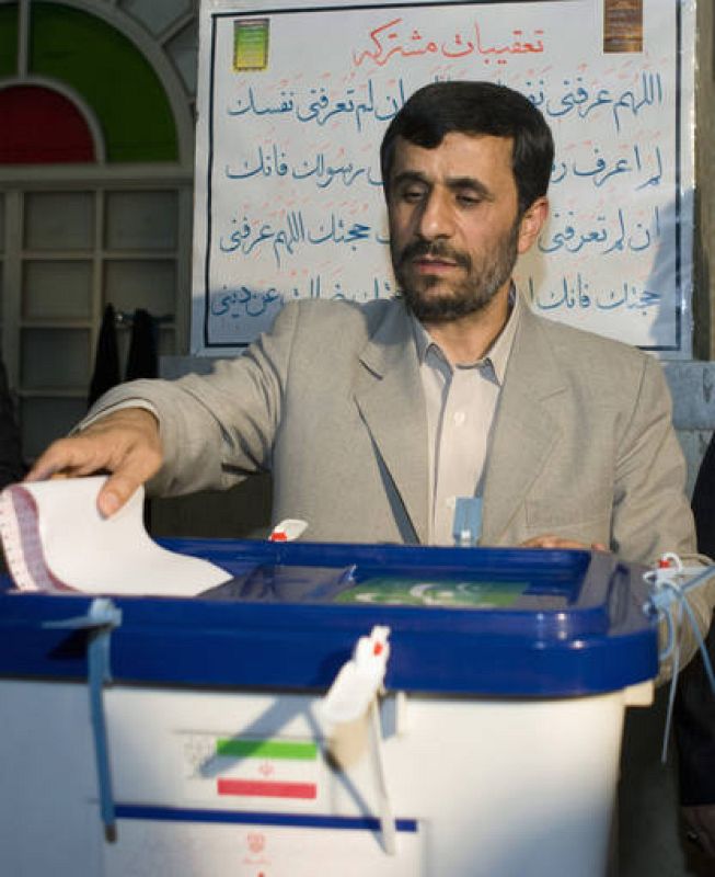   El presidente iraní, Mahmud Ahmadineyad acude a votar 