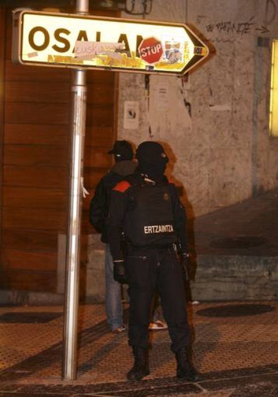 La explosión en la sede del Osalam se registró hacia las 0:30 horas después de que un comunicante, en nombre de ETA, informara de que dos bombas explotarían. 