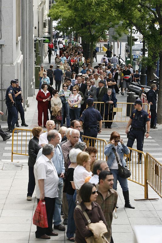 Muchos ciudadanos han acudido al Congreso a dar su último adiós a Calvo Sotelo