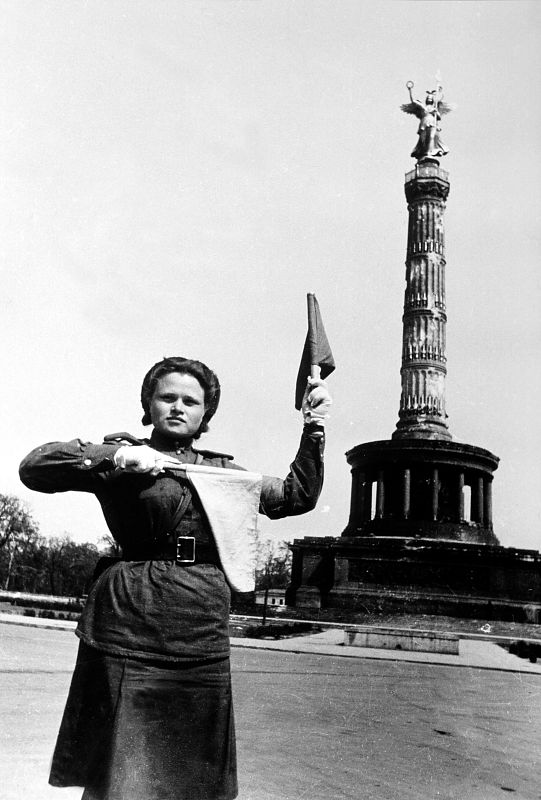 Una policía alemana, en el Berlín de 1945