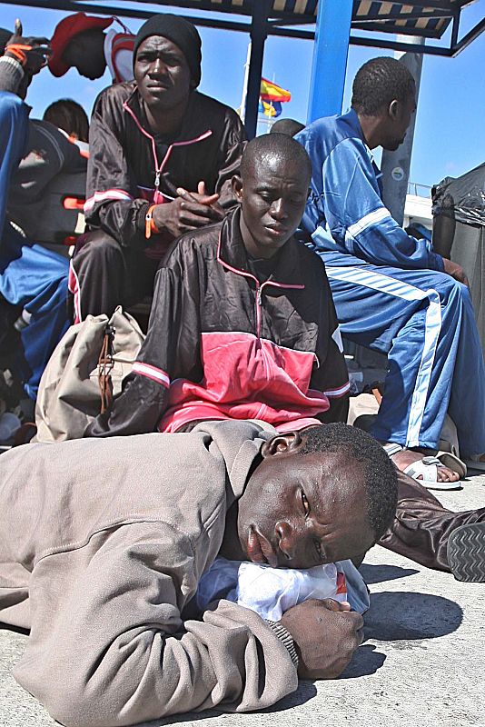 LLEGAN AL PUERTO DE LOS CRISTIANOS (TENERIFE) 66 PERSONAS EN UN CAYUCO