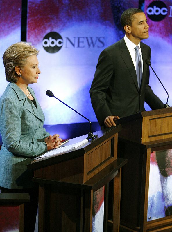 Clinton y Obama, durante un cara a cara en Philadelphia de las primarias demócratas