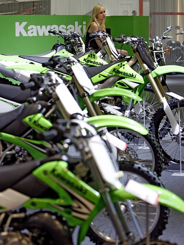 Una azafata permanece en el stand de la marca japonesa Kawasaki en la Feria MotOh!, certamen de referencia del mundo de la moto en España