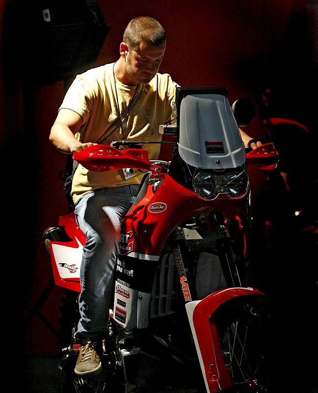 Un joven comprueba una de las motos Gas Gas expuestas desde en la Feria MotOh!, certamen de referencia del mundo de la moto en España que se celebra desde hoy en Barcelona.