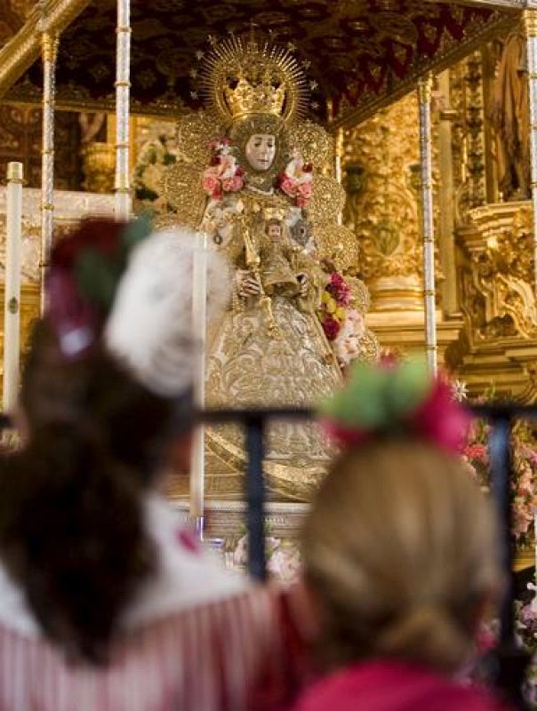 Miles de personas pasan estos días por la aldea almonteña de El Rocío para rezar ante la  Blanca Paloma. 