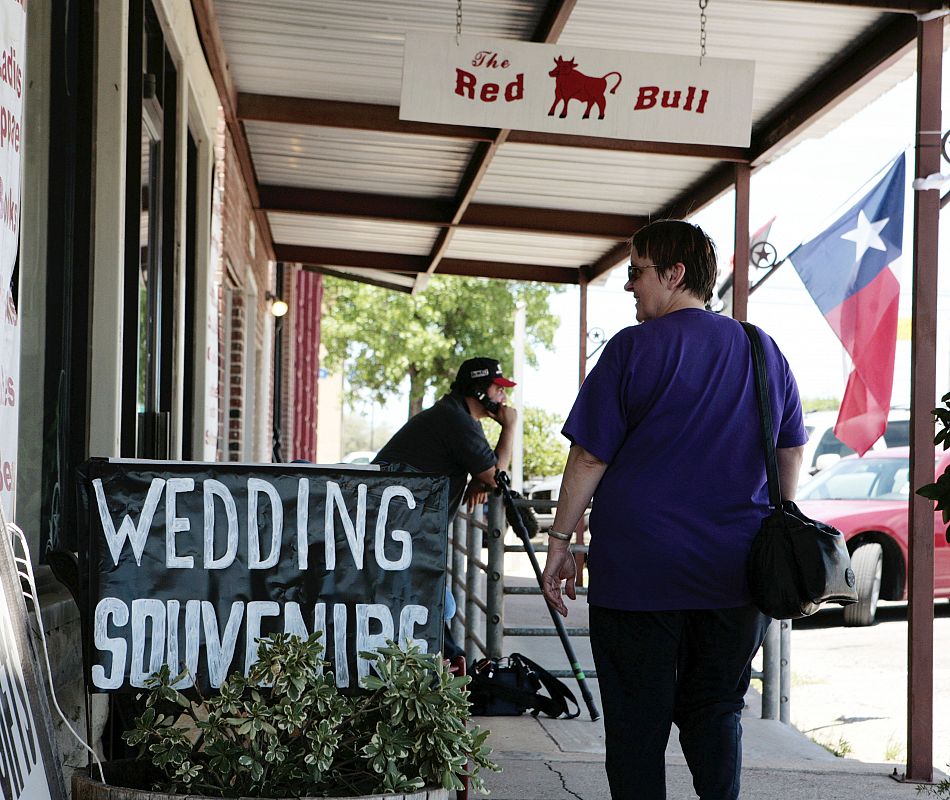 En una tienda de souvenirs de Texas venden productos que recuerdan la boda de Jenna Bush.