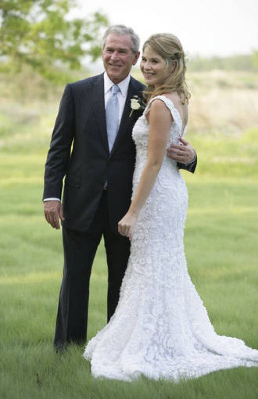 El presidnete de Estados Unidos, George W. Bush posa con su hija Jenna el día de la boda de ésta con Henry Hager en el Rancho familiar de Crawford, Texas. 