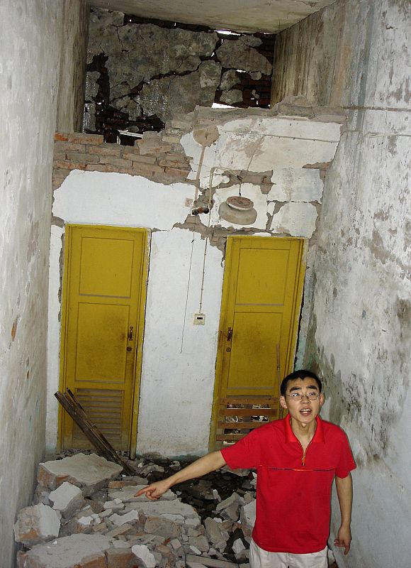 Un hombre muestra el estado en el que ha quedado su casa tras el paso del terremoto en Sichuan (China)