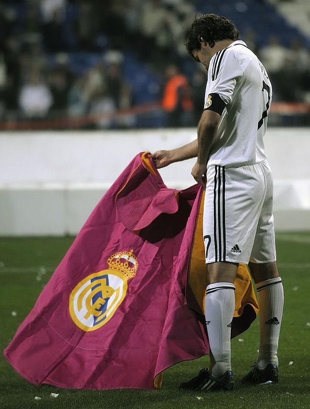 Raul celebra con su capote la consecución del titulo tras el último partido de Liga