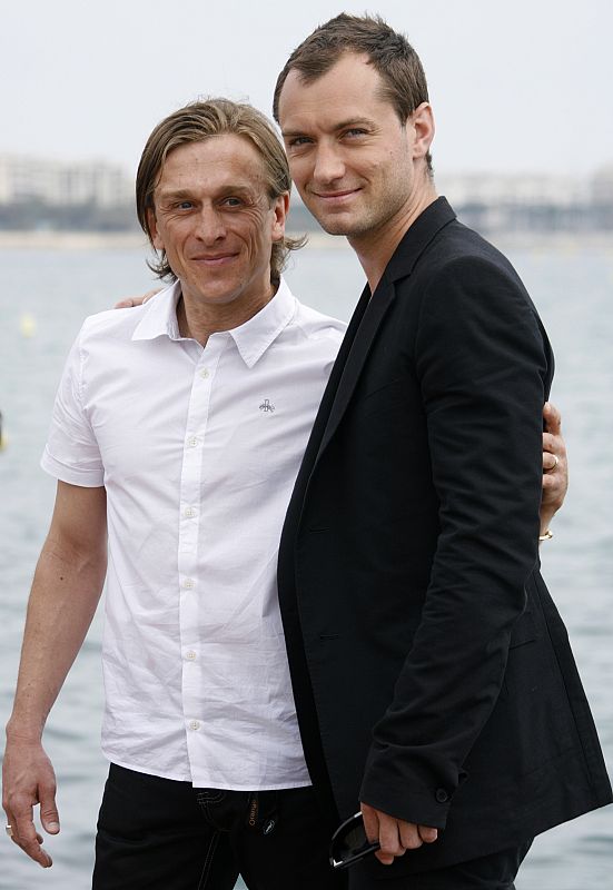 El actor británico Jude Law y el director de cine Jeremy Gilley posan tras presentar la película "The Day after peace" en el Festival de Cannes.