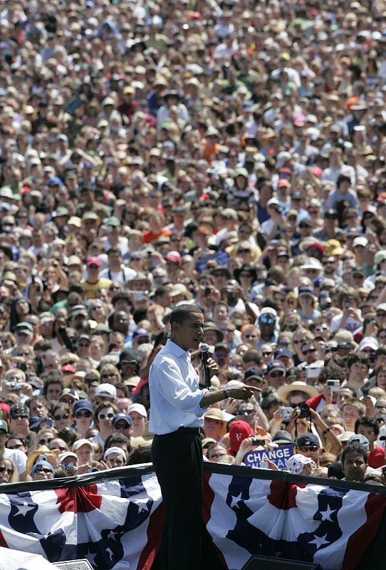 El candidato demócrata, Barak Obama, durante el mitin más multitudinario de la campaña en Willamette River, Portland.