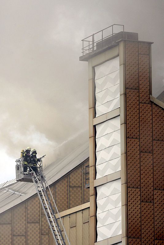 Los bomberos han luchado contra el incendio desde todos los flancos