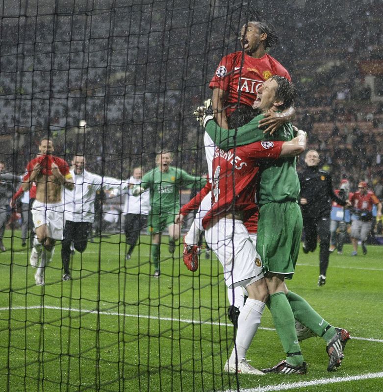 El veterano Van der Sar ha podido celebrar en el campo el título de Champions.