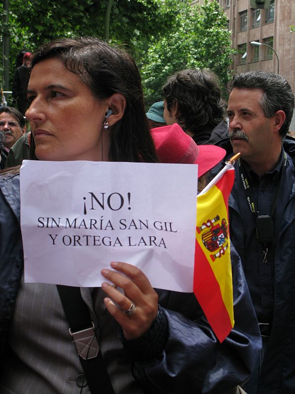 En la concentración ha habido sobre todo carteles a favor de la presidenta del PP vasco, María San Gil.