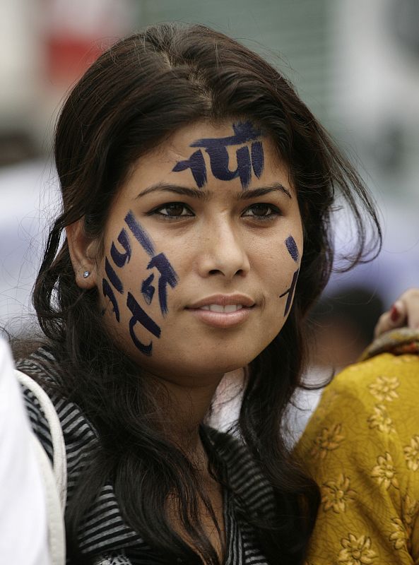 Una chica con las palabras "Nueva república de Nepal" escritas en su frente participa en una celebración en Katmandú.