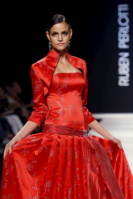 El rojo es el protagonista en este diseño de Ruben Perlotti presentado en uno de los desfiles de la Barcelona Bridal Week.