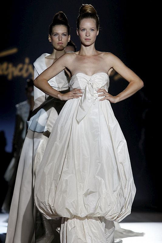 Unos modelos lucen trajes de novia del diseñador Francis Montesinos en la Pasarela Gaudí Novias