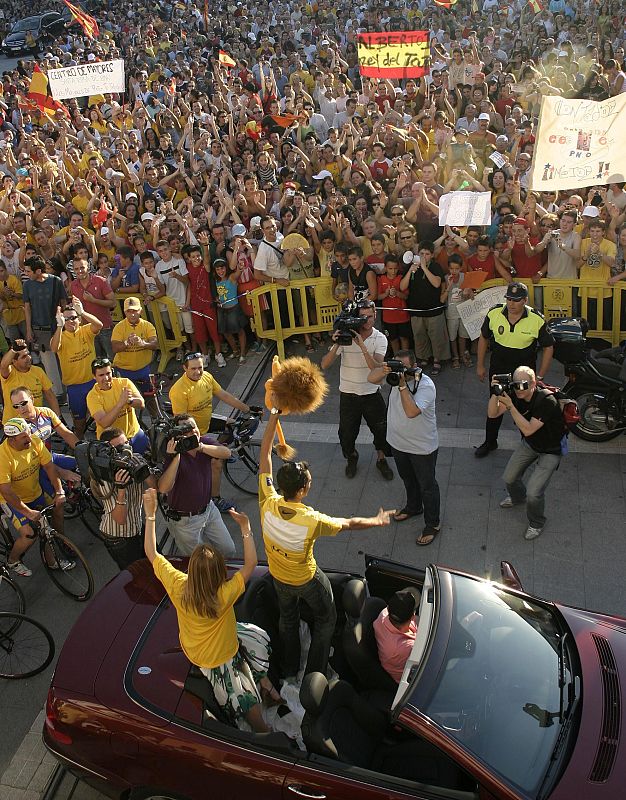 El pueblo madrileño de Pinto, del que es oriundo el ciclista, se echó a la calle para celebrar la victoria en la carrera francesa. Contador celebró con los suyos la victoria.