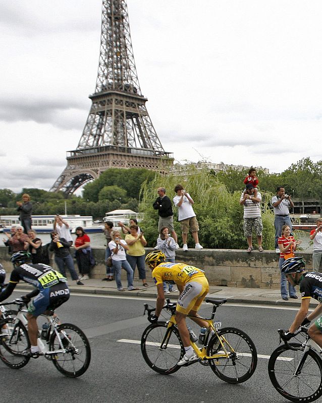 Contador pedalea con la torre Eiffel de fondo en la última etapa del Tour de 2007, entre Marcoussis y los Campos Elíseos de París, donde se proclamó vencedor el 29 de julio.