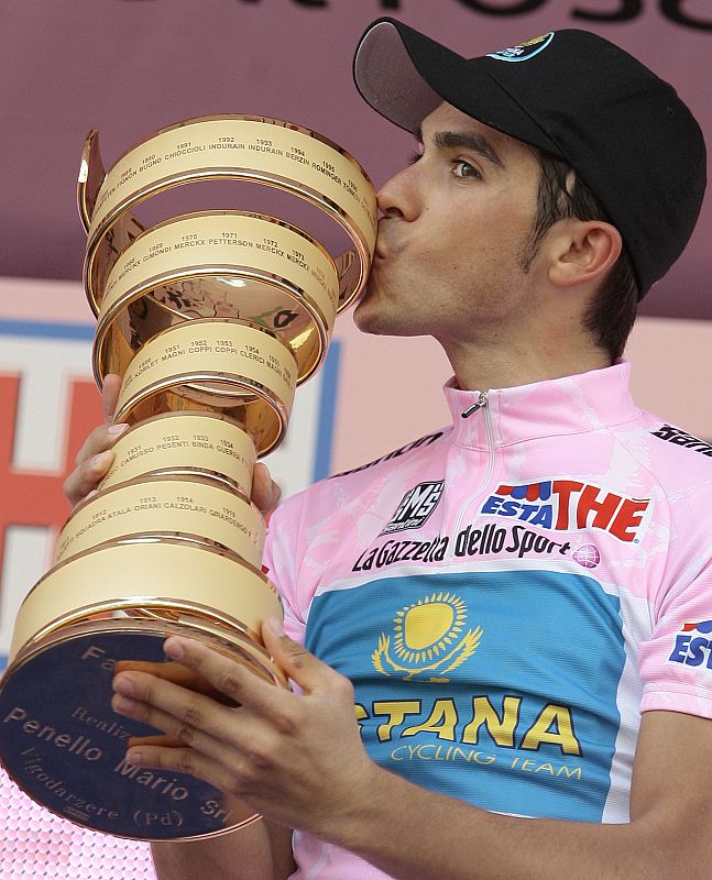 No lo tuvo fácil Alberto Contador, que estuvo tentado de abandonar, y que corrió desde la octava etapa con una fisura en el codo, fruto de una caída. Tres semanas después, besa el trofeo en espiral recompensa a su perseverancia.