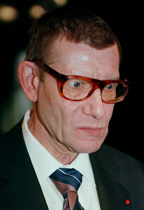 El diseñador francés Yves Saint Laurent ha muerto a los 71 años. Aquí le vemos en una imágen en el año 1998.