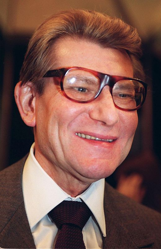 Yves Saint Laurent sonríe tras un desfile en París en el año 1997.