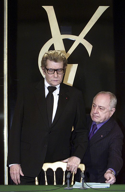 Yves Saint Laurent participa en una conferencia en París