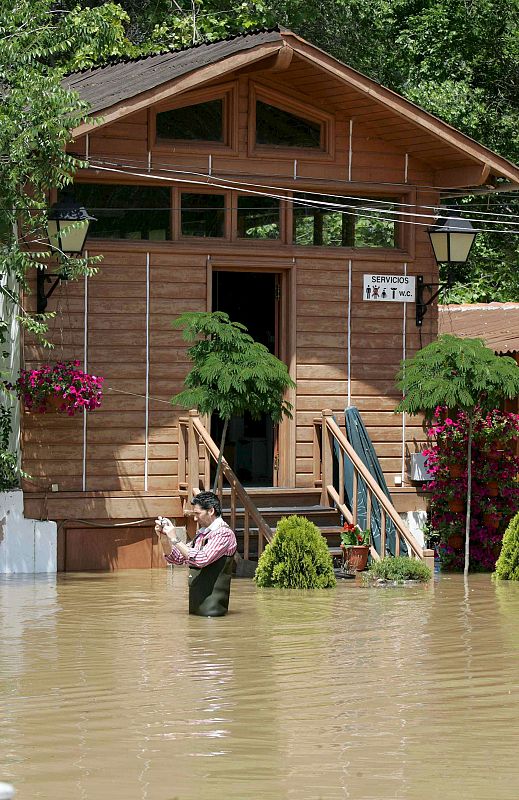 El desbordamiento del Ebro en varios puntos en Logroño ha dado lugar a la inundación de un camping.