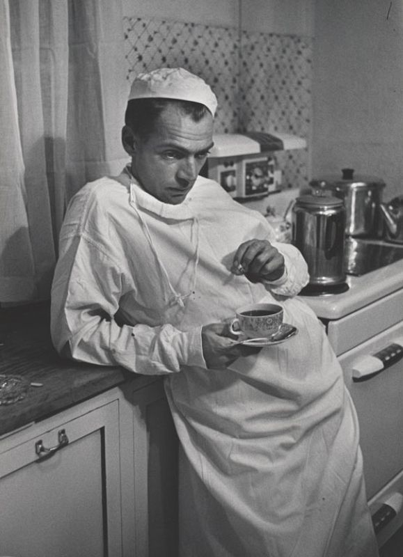 El doctor Ernest Ceriani después de perder a una madre y su hijo durante un parto, 1948