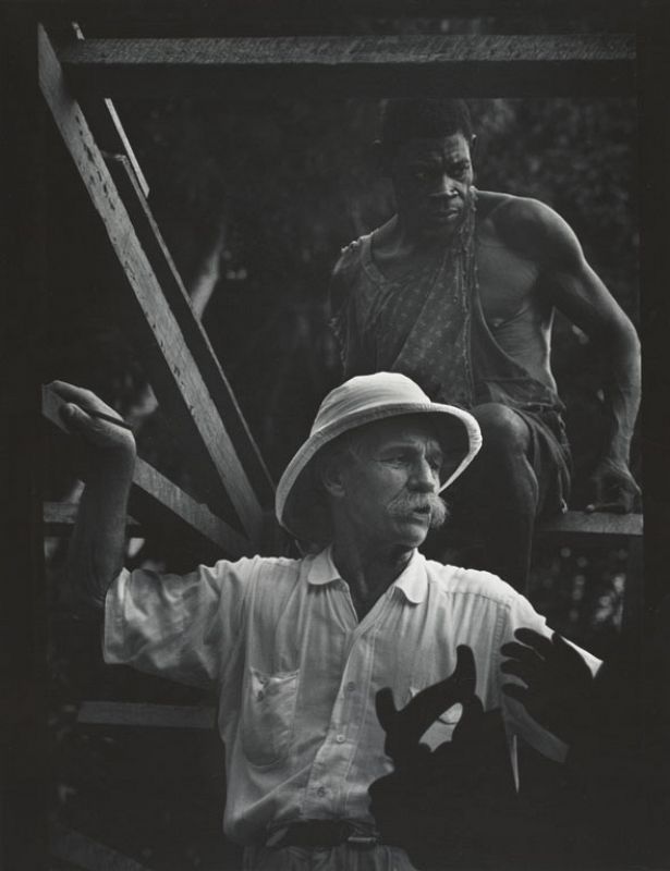 El doctor Schweitzer marcando troncos durante un proyecto de construcción, 1954