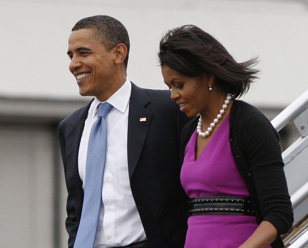 Obama y su esposa Michelle llegan a San Pablo, Montana, para la última jornada electoral, el 3 de junio.