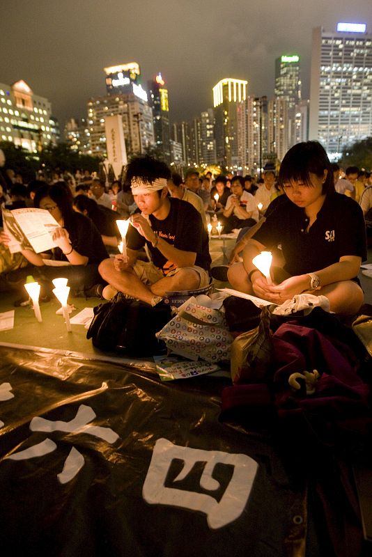 Miles de habitantes de Hong Kong se reúnen en el parque Victoria durante la ceremonia de recuerdo de los estudiantes que murieron en Pekín el 4 de junio de 1989 en la plaza de Tiananmen.