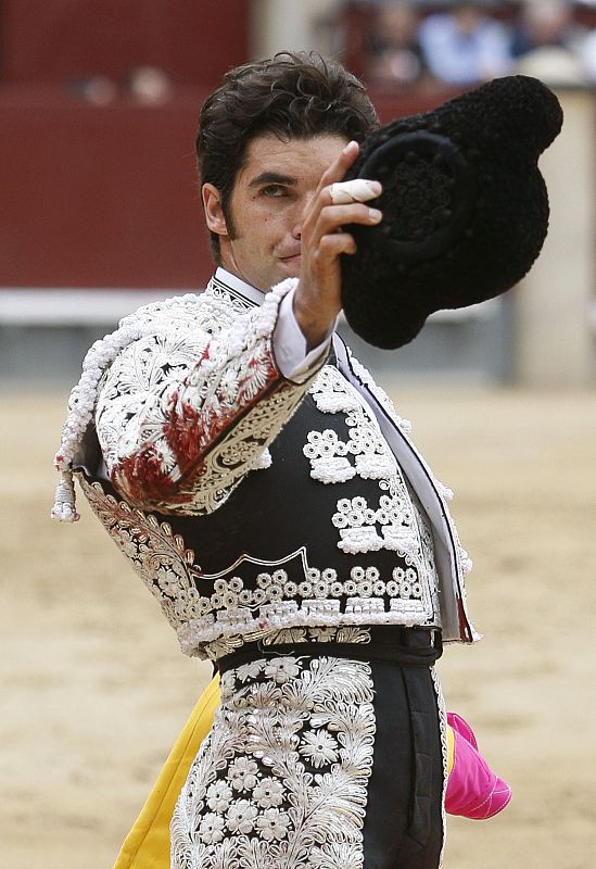 Cayetano Rivera Ordóñez saluda al respetable tras matar a su primer toro.