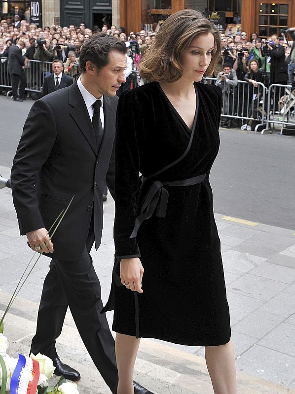 Laetitia Casta en el funeral de Saint Laurent