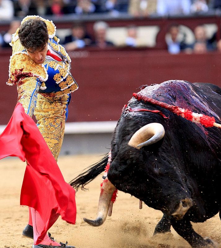 El diestro José Tomás, da un pase con la muleta a su primer astado al que cortó dos orejas.