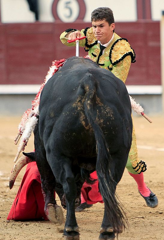 El diestro Daniel Luque se dispone a entrar a matar durante la corrida celebrada esta tarde en la Monumental de Las Ventas.