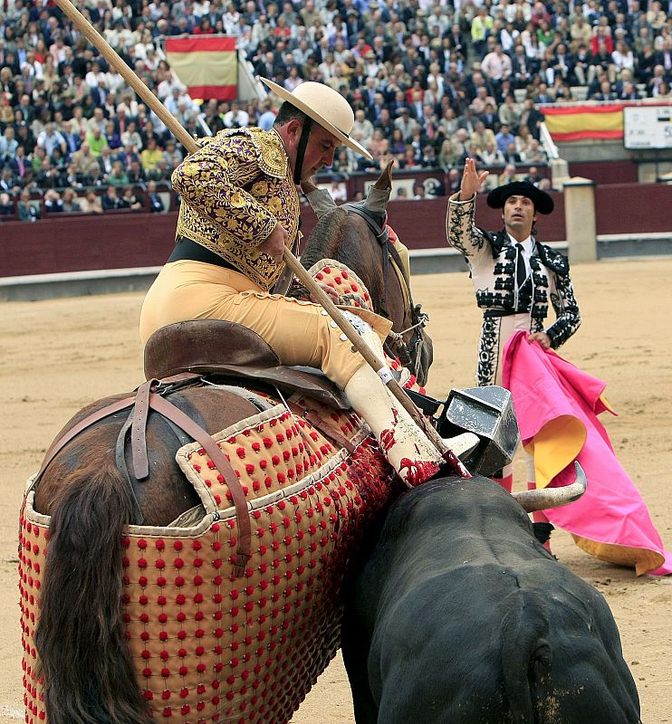 El diestro Javier Conde, pide al picador que finalice su faena en la suerte de varas.