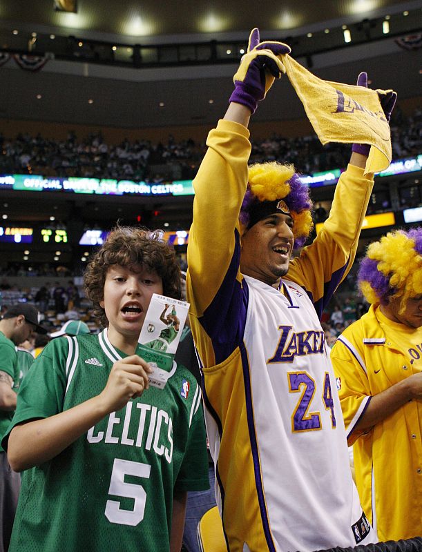 Fans de los Angeles Lakers y de los Boston Celtics, vestidos con los colores de sus respectivos equipos.