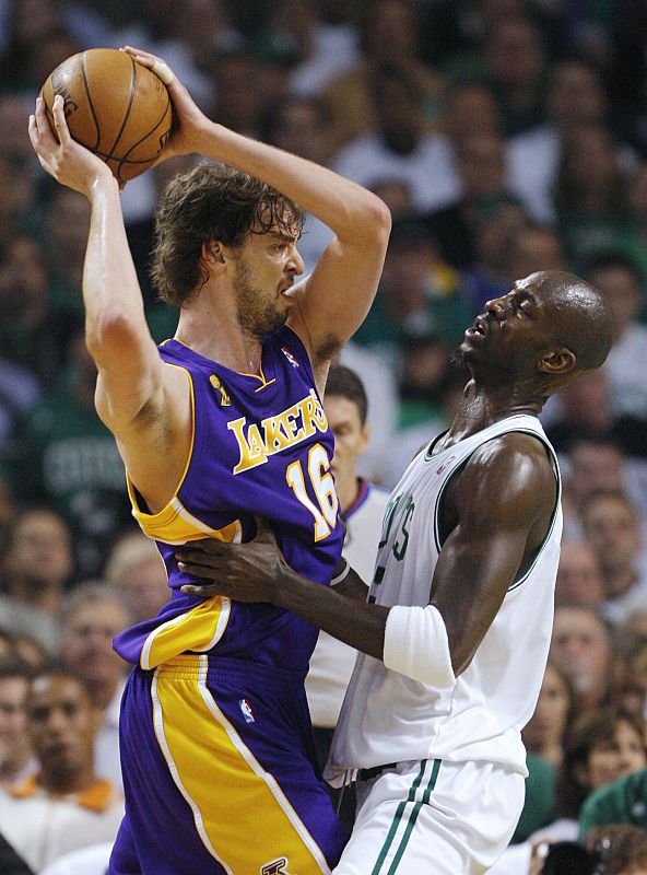 Pau Gasol trata de zafarse de Kevin Garnett durante la final de la NBA.