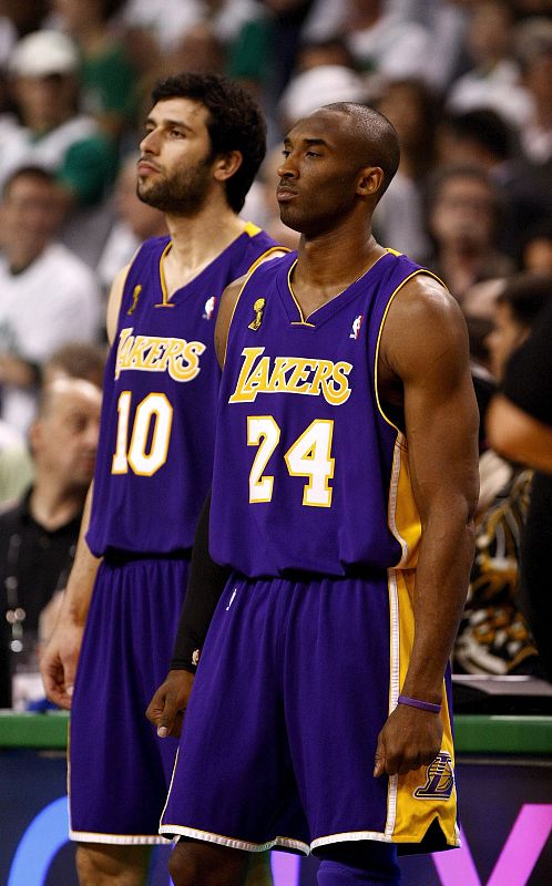 Los jugadores de los Lakers de Los Angeles, Vladimir Radmanovic y Kobe Bryant esperan el inicio del primer juego de las finales de la NBA contra los Celtics de Boston.