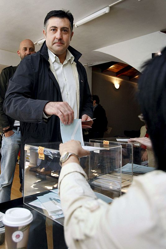 Joan Puigcercós vota en la sede de la calle Olzinelles (Barcelona) durante las primarias en las que fue elegido presidente de ERC