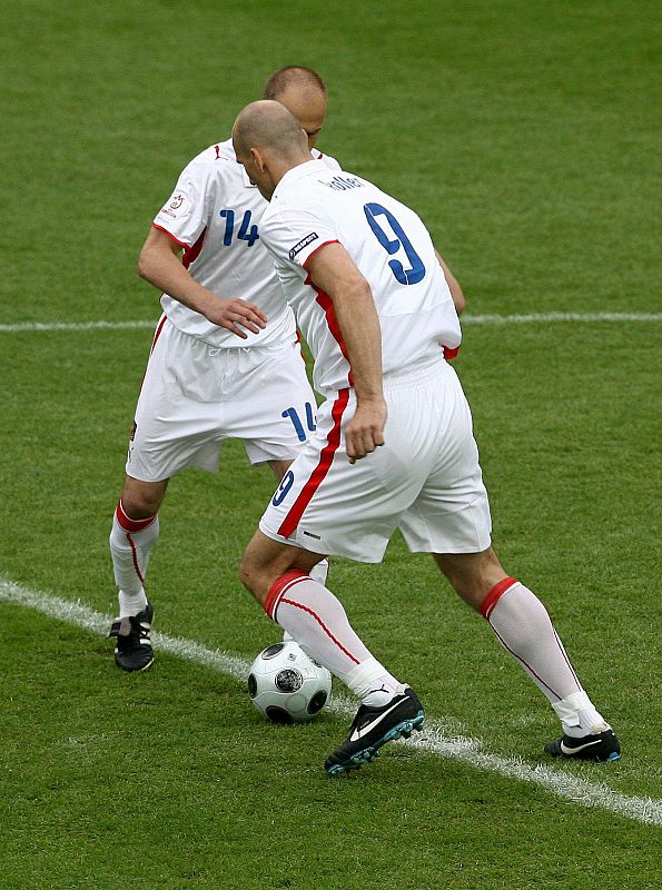 Los jugadores de la selección checa, Jan Koller, y David Jarolim, hacen el saque inicial del partido.