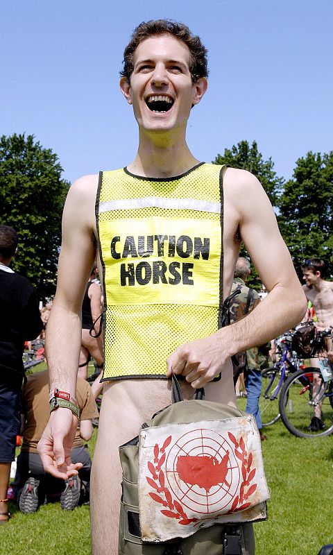 REINO UNIDO - CICLISTAS DESNUDOS FRENTE AL TRÁFICO