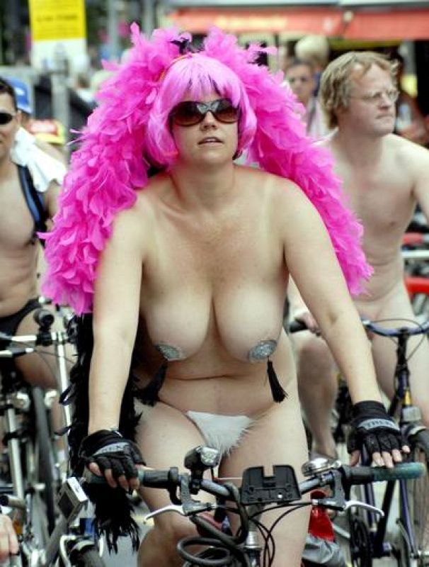 REINO UNIDO - CICLISTAS DESNUDOS FRENTE AL TRÁFICO