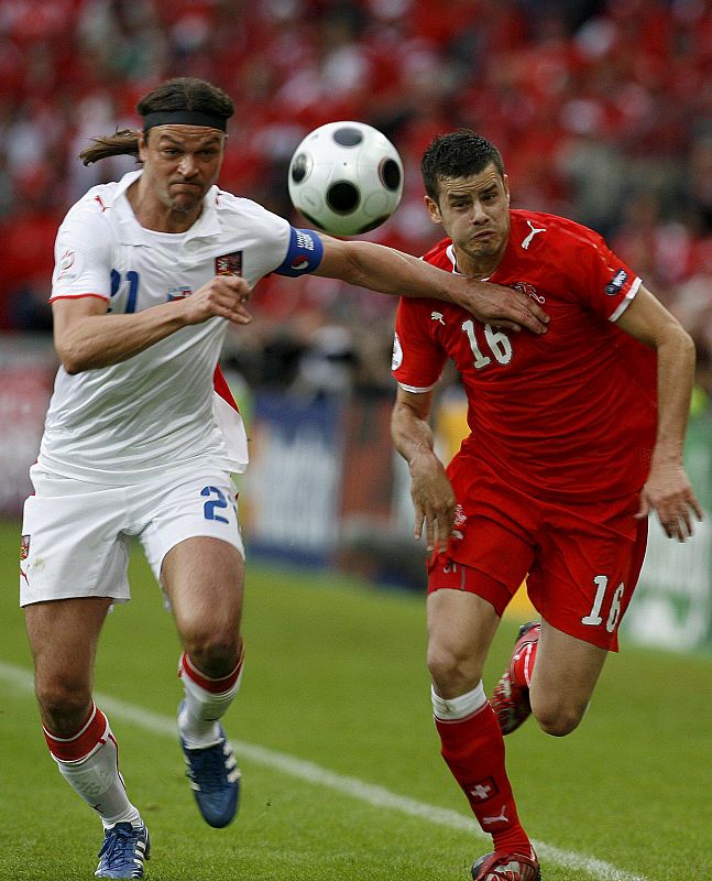 El jugador de la selección de Suiza, Tranquillo Barnetta, (d), lucha por el balón con el jugador de la selección checa, Tomas Ujfalusi.