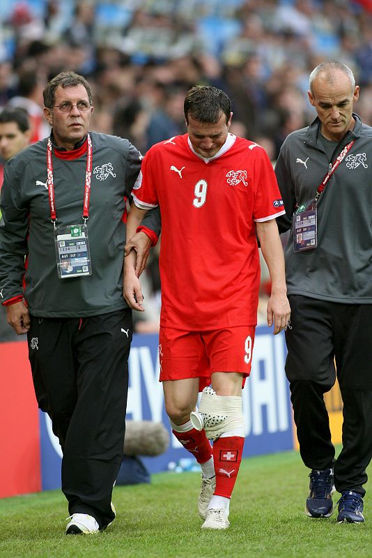 El jugador de la selección de Suiza, Alexander Frei, sale del terreno de juego lesionado.