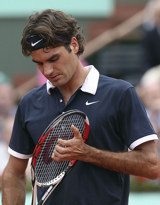 El tenista suizo Roger Federer, se lamenta tras un fallo durante la final masculina del Roland Garros.