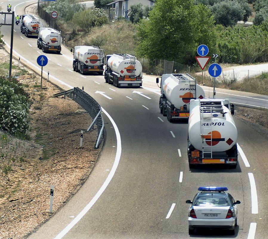 Un convoy de camiones de gasoil es escoltado por la Guardia Civil, por el temor a posibles represalias, en su camino hacia Sevilla por la autovía A4, a su paso por la localidad jienense de Bailén.